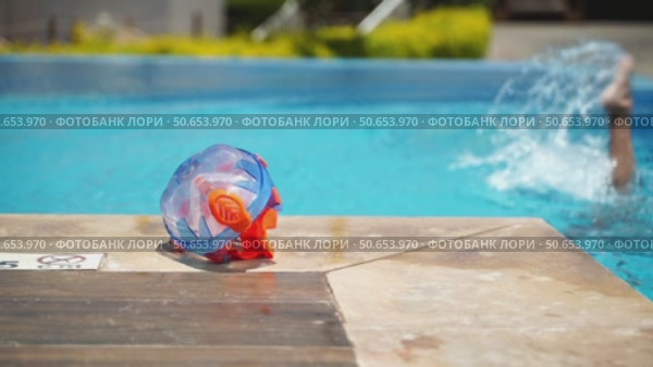 Boy bathing in a swimming pool with a swimming mask. Стоковое видео, видеограф Igor Skripachev / Фотобанк Лори