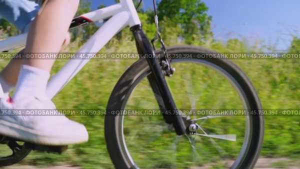 Boy riding a bicycle in the park. Стоковое видео, видеограф Igor Skripachev / Фотобанк Лори