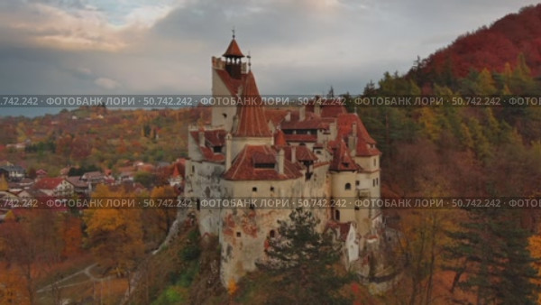 Bran castle in Transylvania, Romania (2022 год). Стоковое видео, видеограф Михаил Коханчиков / Фотобанк Лори