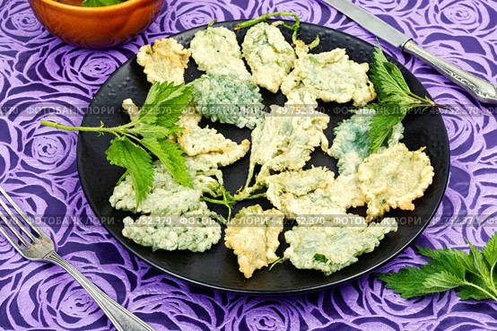 Breaded nettle leaves or battered nettle. Hot spring greens appetizer. Breaded young nettle. Стоковое фото, агентство Ingram Publishing / Фотобанк Лори