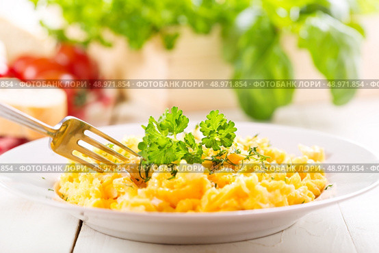 breakfast with plate of scrambled eggs. Стоковое фото, агентство Ingram Publishing / Фотобанк Лори