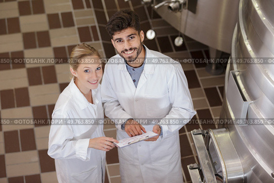 brewer and couple in beer brewery guided tour. Стоковое фото, агентство Ingram Publishing / Фотобанк Лори