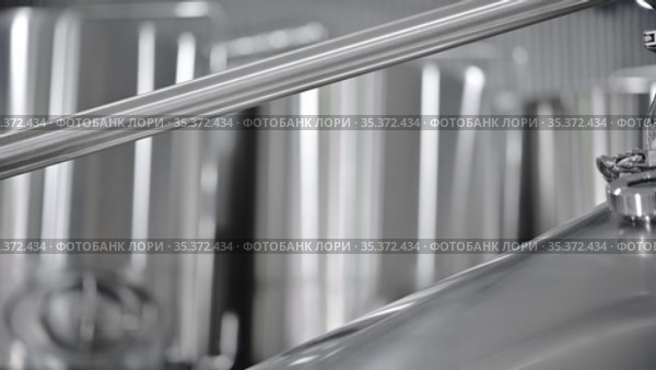 Brewery industry steel tank production alcohol drink. Стоковое видео, видеограф Mark Agnor / Фотобанк Лори