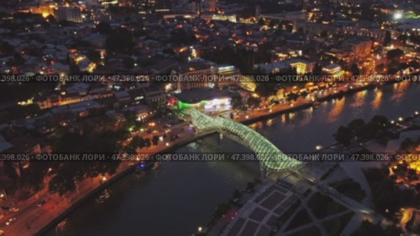 Bridge of Peace at night in Tbilisi. Стоковое видео, видеограф Михаил Коханчиков / Фотобанк Лори