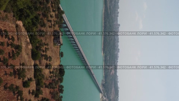 Bridge over a Lake Catalan and Passing Cars. Adana. Turkey. Редакционное видео, видеограф ILIA GOROKHOV / Фотобанк Лори