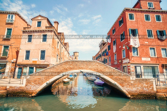 Bridge over a small Venice street canal in Italy on a beautiful summer day. Стоковое фото, агентство Ingram Publishing / Фотобанк Лори