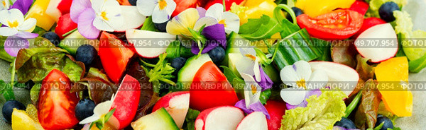 Bright vegetable salad with edible flowers. Clean eating. Close up, food background. Tasty summer salad with edible flowers. Стоковое фото, агентство Ingram Publishing / Фотобанк Лори