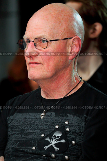 Британский барабанщик Крис Слейд (Chris Slade) (2013 год). Редакционное фото, фотограф Андрей Дегтярёв / Фотобанк Лори
