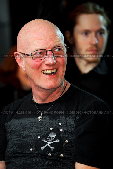 Британский барабанщик Крис Слейд (Chris Slade) (2013 год). Редакционное фото, фотограф Андрей Дегтярёв / Фотобанк Лори