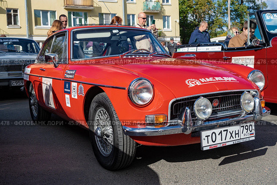 Британский спортивный автомобиль MGB GT на ретро ралли "Петербург-2024". Вид спереди. Петергоф. Редакционное фото, фотограф Виктор Карасев / Фотобанк Лори