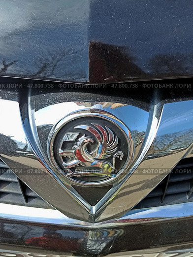 Британский Vauxhall  - эмблема с гордым грифоном. Редакционное фото, фотограф stargal / Фотобанк Лори