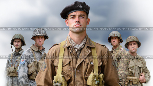 British paratrooper posing with fellow soldiers under cloudy sky. Стоковое AI-изображение, AI-художник Юрий Поздников / Фотобанк Лори