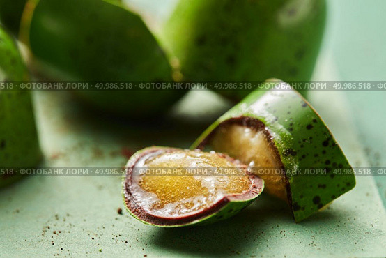 broken candy with jelly on a green background. broken candy with jelly. Стоковое фото, агентство Ingram Publishing / Фотобанк Лори
