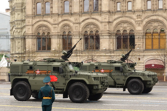 Бронеавтомобили многоцелевого назначения "Тайфун-ПВО" с боевым модулем дистанционного управления "Корд" во время парада на Красной площади в честь Дня Победы. Москва (2021 год). Редакционное фото, фотограф Free Wind / Фотобанк Лори