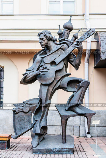 Бронзовая композиция, посвящённая В.С. Высоцкому, "Струна лопнула". Музей современного искусства, автор З. Церетели. Москва (2015 год). Редакционное фото, фотограф Владимир Устенко / Фотобанк Лори