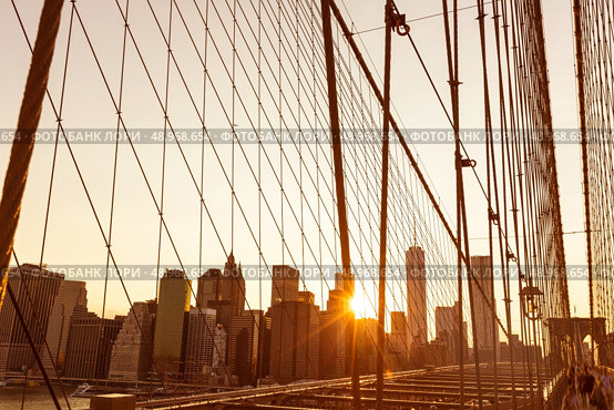 Brooklyn Bridge sunset with Manhattan skyline of New York City USA. Стоковое фото, агентство Ingram Publishing / Фотобанк Лори