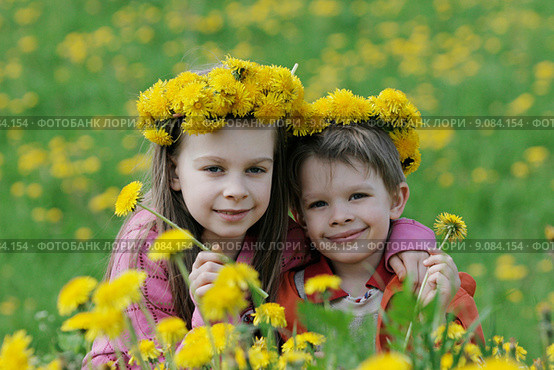 Brother and sister with dandelion garlan. Стоковое фото, фотограф Roberts Ratuts / PantherMedia / Фотобанк Лори