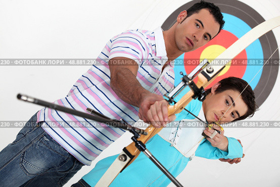 brothers practising archery. Стоковое фото, агентство Ingram Publishing / Фотобанк Лори