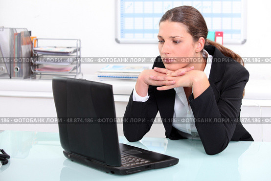 Brunette businesswoman bored at work. Стоковое фото, агентство Ingram Publishing / Фотобанк Лори