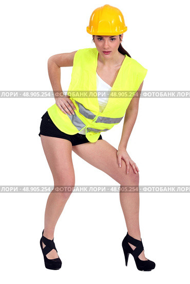 Brunette in construction worker outfit. Стоковое фото, агентство Ingram Publishing / Фотобанк Лори