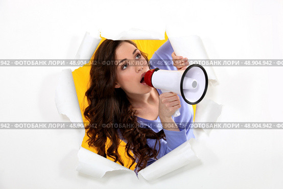 Brunette speaking into megaphone. Стоковое фото, агентство Ingram Publishing / Фотобанк Лори