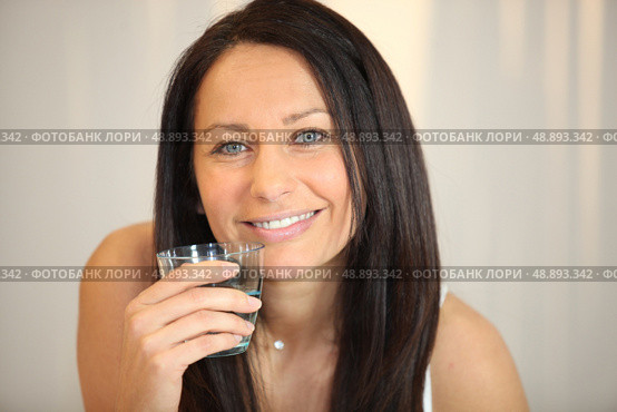 Brunette woman with glass of water. Стоковое фото, агентство Ingram Publishing / Фотобанк Лори