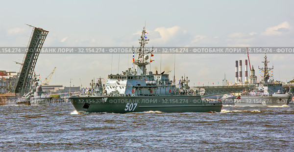 БТ-730 "Александр Обухов" (бортовой № 507) – базовый тральщик проекта 12700 на фоне раскрытого разводного пролёта Троицкого моста. Генеральная репетиция парада ко дню ВМФ. Санкт-Петербург (2019 год). Редакционное фото, фотограф Сергей Афанасьев / Фотобанк Лори