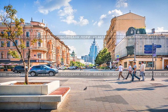 БЦ Оружейный и 1-я Тверская-Ямская улица, метро "Маяковская", Москва (2023 год). Редакционное фото, фотограф Baturina Yuliya / Фотобанк Лори