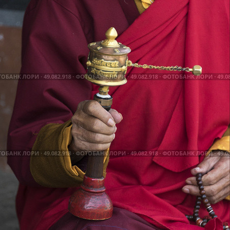 Buddhist monk holding prayer wheel, Memorial Chorten, Thimphu, Bhutan. Стоковое фото, агентство Ingram Publishing / Фотобанк Лори