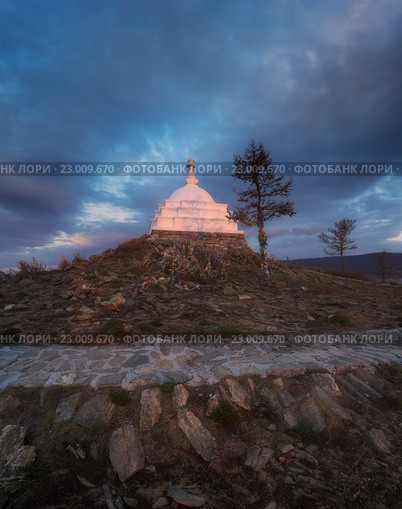 Буддийская ступа на Байкале на рассвете. Стоковое фото, фотограф Алексей Стрелюк / Фотобанк Лори