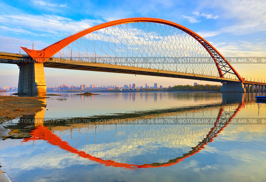 Bugrinsky bridge in golden autumn (2021 год). Стоковое фото, фотограф ArhSib / Фотобанк Лори
