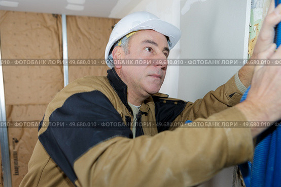 builder next to an isulation wall. Стоковое фото, агентство Ingram Publishing / Фотобанк Лори
