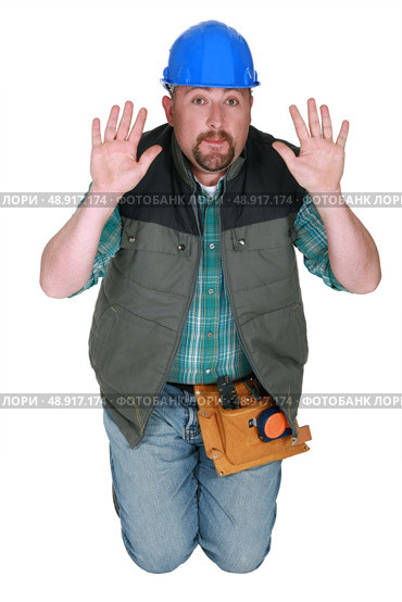 Builder on his knees pleading. Стоковое фото, агентство Ingram Publishing / Фотобанк Лори
