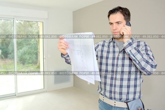 Builder ordering more supplies. Стоковое фото, агентство Ingram Publishing / Фотобанк Лори