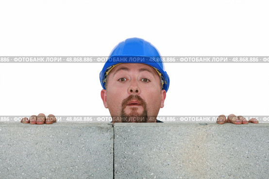 Builder peering over wall. Стоковое фото, агентство Ingram Publishing / Фотобанк Лори