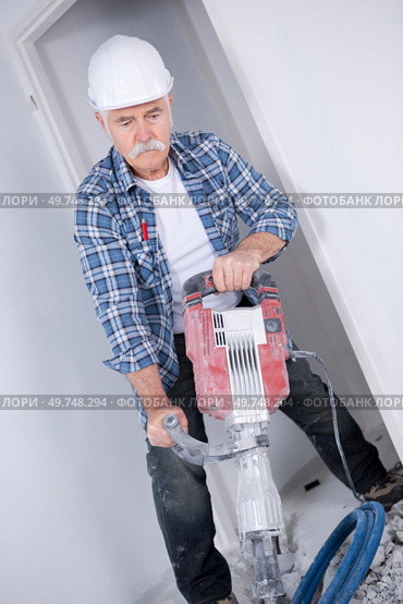 builder worker with pneumatic hammer drill. Стоковое фото, агентство Ingram Publishing / Фотобанк Лори