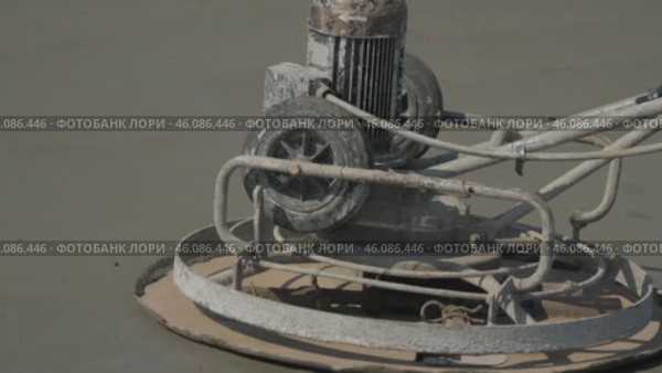 Builders leveling the concrete base строители выравнивают бетонную подложку. Стоковое видео, видеограф Опока Алексей / Фотобанк Лори