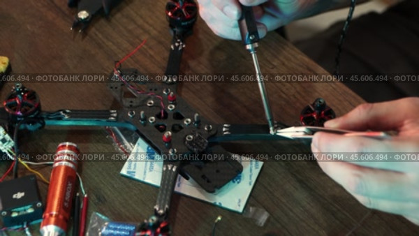 Building and Soldering an FPV Drone Frame. Стоковое видео, видеограф Поскребышев Михаил / Фотобанк Лори