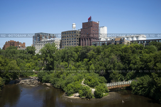 Buildings by Mississippi River, Minneapolis, Hennepin County, Minnesota, USA. Стоковое фото, агентство Ingram Publishing / Фотобанк Лори