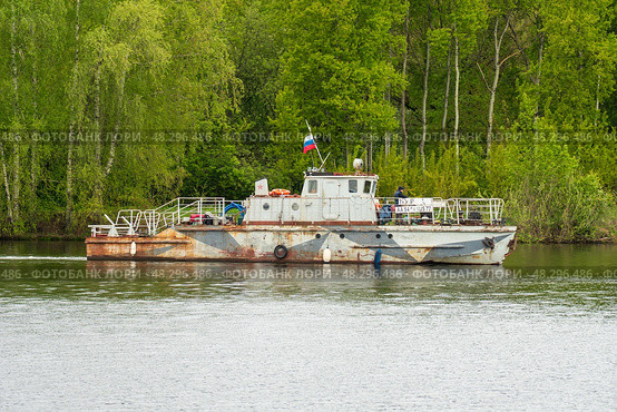 Буксир "Бурлак" АА 5484 RUS 77 Москва на фоне берега строгинского залива. Редакционное фото, фотограф Александр К / Фотобанк Лори
