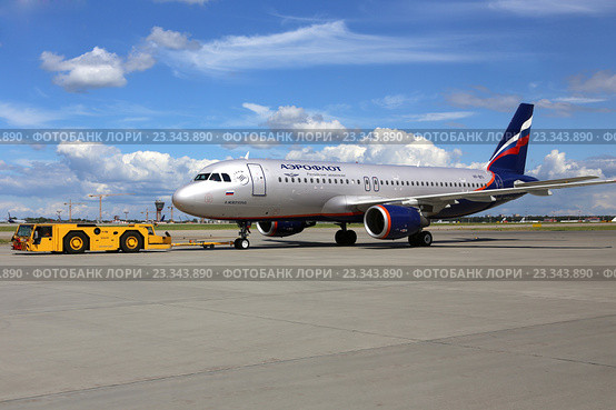 Буксировка самолета Aeroflot - Russian Airlines Airbus A320-214 V. MEYERHOLD (бортовой номер VQ-BTI) в аэропорту Шереметьево, Москва (2016 год). Редакционное фото, фотограф Алексей Гусев / Фотобанк Лори