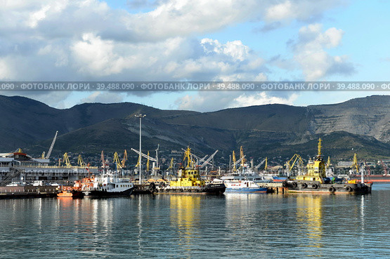 Буксиры у причала Новороссийского морского порта (2021 год). Редакционное фото, фотограф Free Wind / Фотобанк Лори