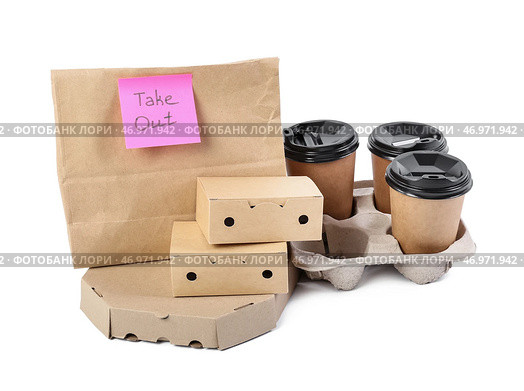 Бумажный пакет с наклейкой TAKE OUT, ящики для еды и чашки на белом фоне. Стоковое фото, фотограф Pixel_shot / Фотобанк Лори