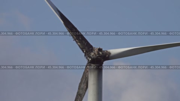 Burned damaged wind turbine against blue sky. Стоковое видео, видеограф Михаил Коханчиков / Фотобанк Лори