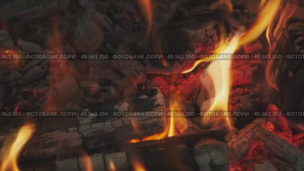 Burning fire flame closeup in fireplace. Стоковое видео, видеограф Михаил Коханчиков / Фотобанк Лори