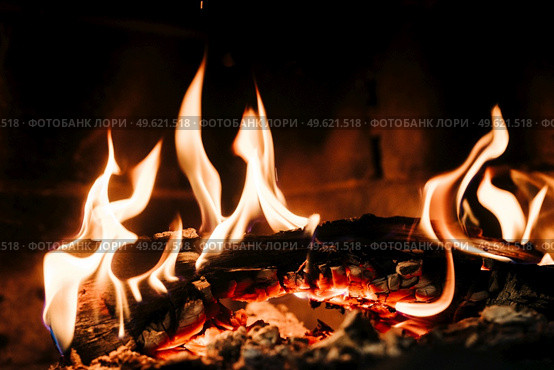burning smoldering fire in a stone fireplace at home. Стоковое фото, агентство Ingram Publishing / Фотобанк Лори