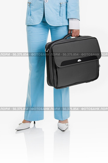 Business active woman standing over a white background with a briefcase in her arms. Стоковое фото, агентство Ingram Publishing / Фотобанк Лори