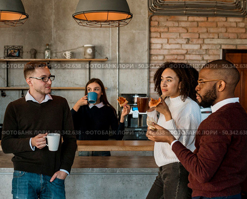 business people having pizza coffee during office meeting break. Стоковое фото, агентство Ingram Publishing / Фотобанк Лори