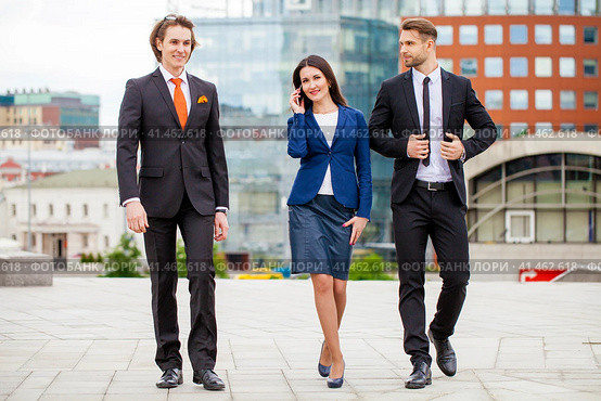 Business people walking outside office. Стоковое фото, фотограф Андрей Аркуша / Фотобанк Лори