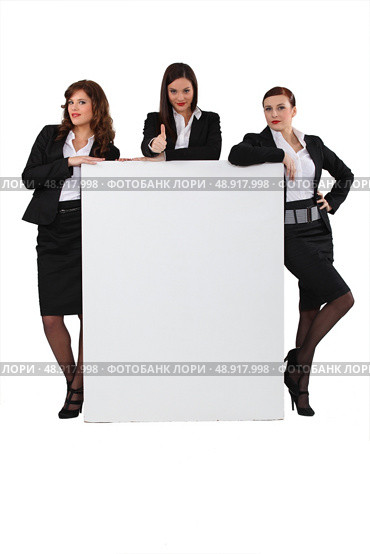 Business women stood with blank message board. Стоковое фото, агентство Ingram Publishing / Фотобанк Лори